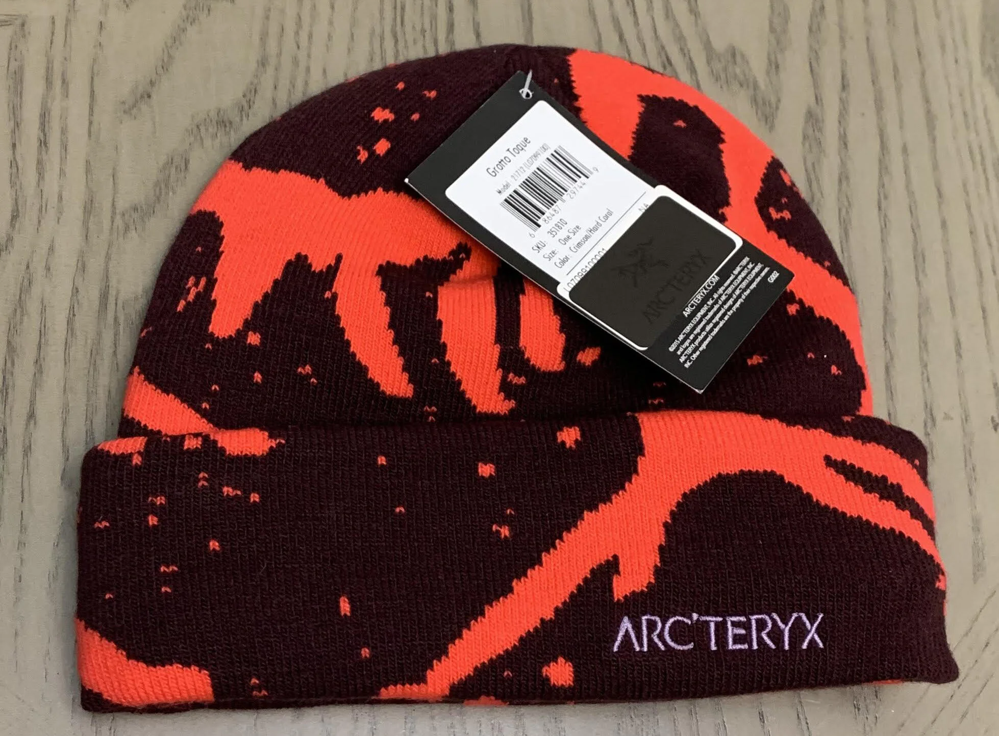 Arc'teryx Grotto Toque Crimson / Hard Coal Beanie NWT — Roots